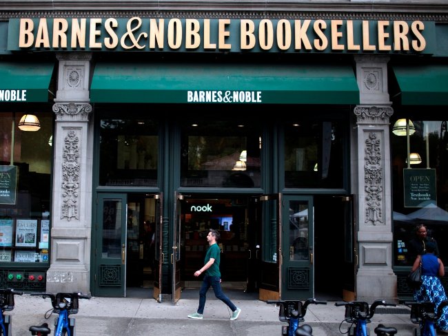 Ông tổ chức các cuộc họp của công ty tại nhà sách Barnes & Noble ở bên cạnh.