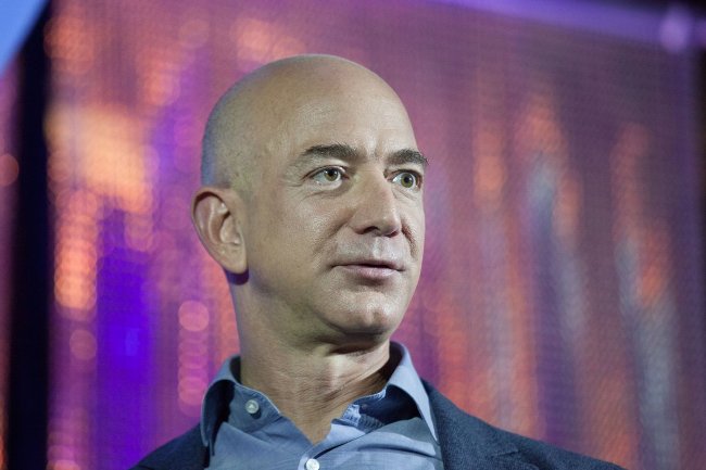 Jeff Bezos làm gì với số tiền mình kiếm được?