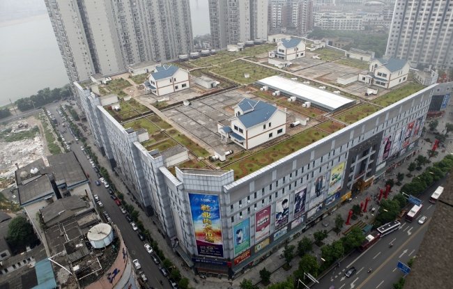Nhà xây trên nóc của một trung tâm thương mại ở Hồ Nam, Trung Quốc