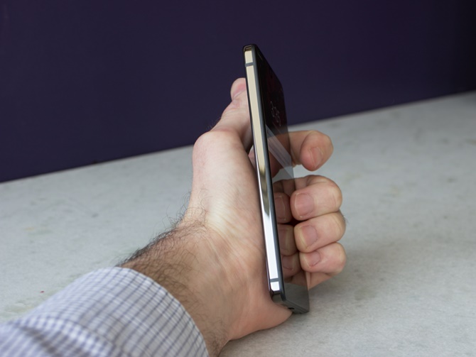 Trên tay Essential Phone: hãy xem cha đẻ Android làm smartphone như thế nào