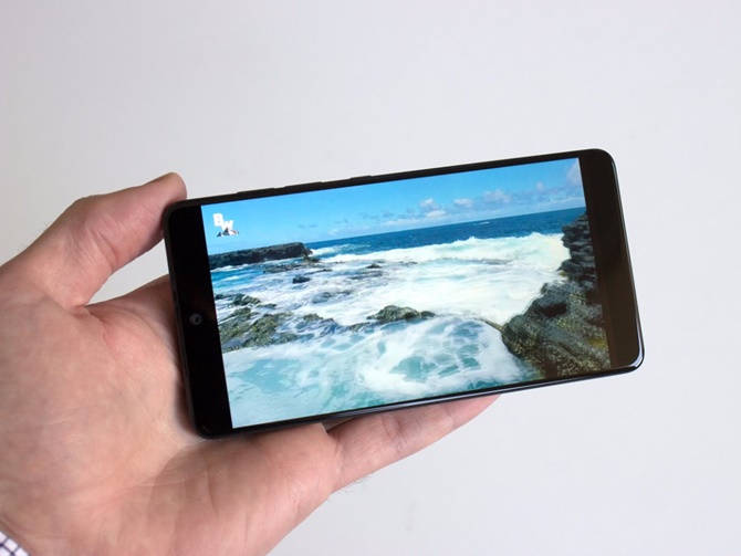 Trên tay Essential Phone: hãy xem cha đẻ Android làm smartphone như thế nào