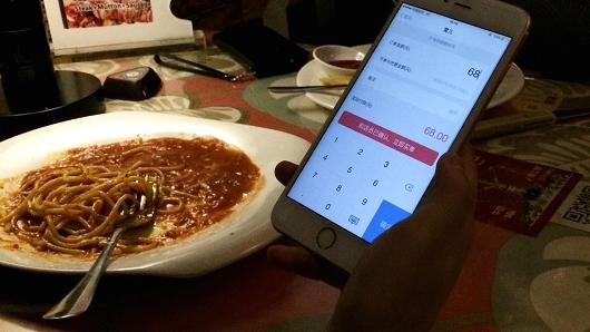 Sau khi quét mã QR trên bảng tại nhà hàng này ở Bắc Kinh, Trung Quốc, khách hàng nhập số tiền thanh toán trong ứng dụng.