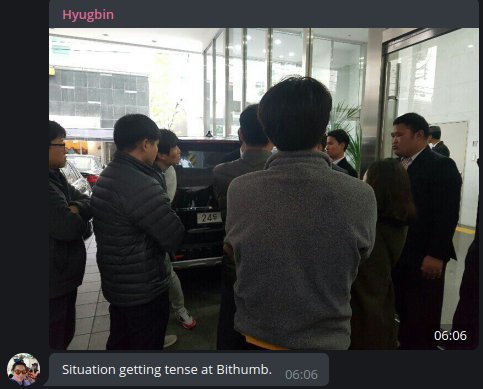 Những trader phẫn nộ xuất hiện trước cửa trụ sở Bithumb