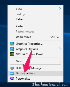 Bạn nhấn chuột phải lên màn hình Desktop chọn Display settings