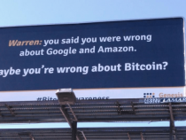 Hãng đào bitcoin “chơi xỏ” Warren Buffet với bảng quảng cáo.