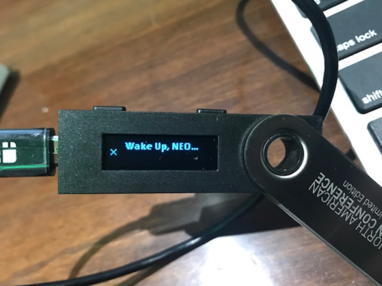 Nhấp vào biểu tượng NEO trên ví Ledger và nó sẽ hiển thị “Wake up NEO”