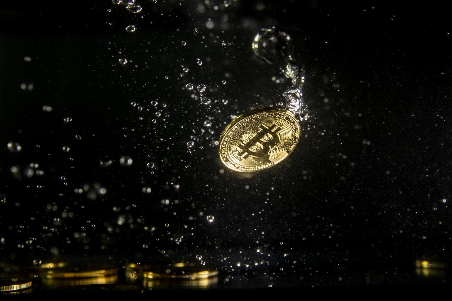 Giá Bitcoin lần đầu tiên kể từ năm 2011 giảm liên tiếp 5 tháng liền